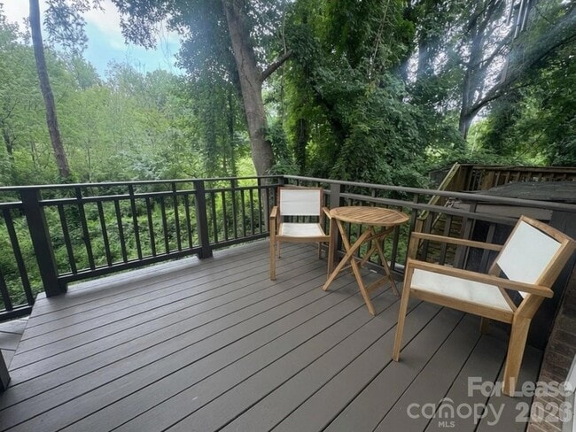 Building Photo - 902 Creekside Dr