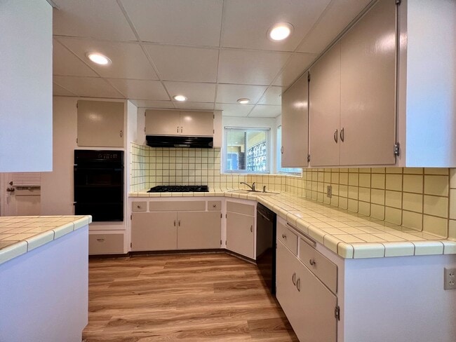 Building Photo - Large 3 Bedroom 2 Bath Home