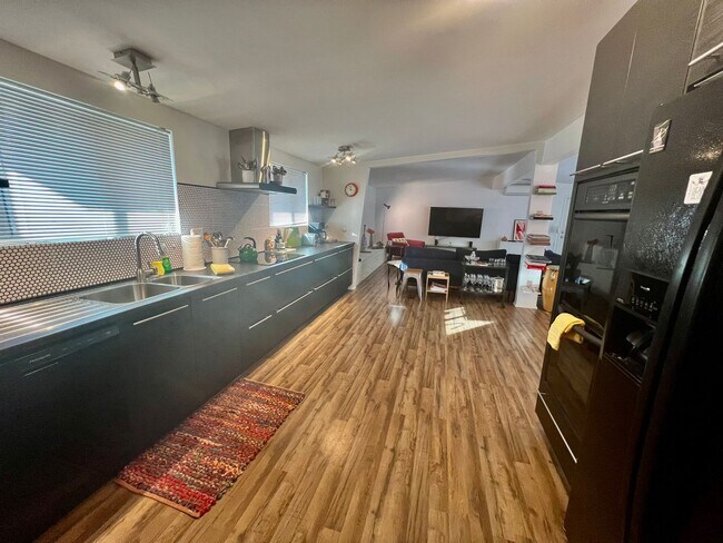 Building Photo - 3 Bedroom 2 Bathroom - Fully Furnished - Mid Century Modern