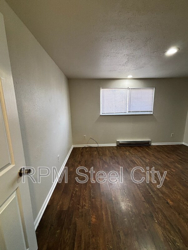 Building Photo - 927 E 1st St