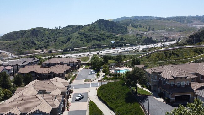 Building Photo - Beautiful 4 Bedroom, 2 1/2 Bathroom Townho...