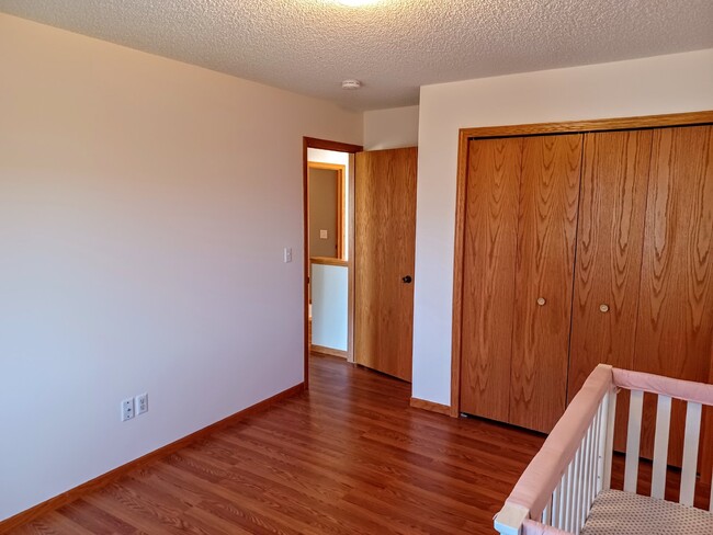 Building Photo - 2 Bedroom 2 Bath End Unit Townhouse - Shak...