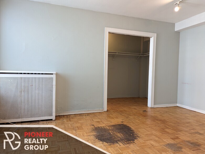 Building Photo - 739 W Belmont Ave