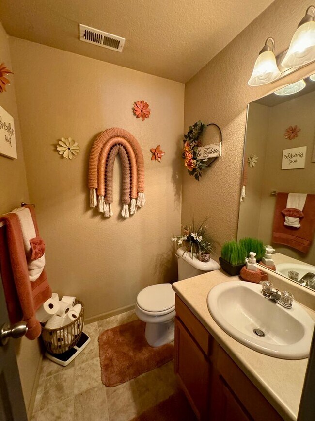 Building Photo - Cozy 3 Bedroom home close to Powers Blvd