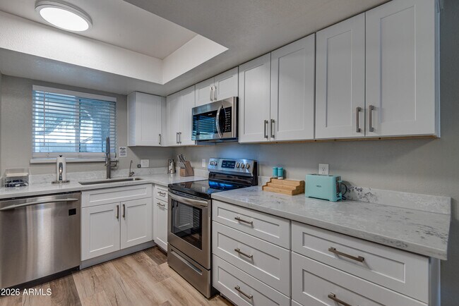 Building Photo - 4150 E Cactus Rd