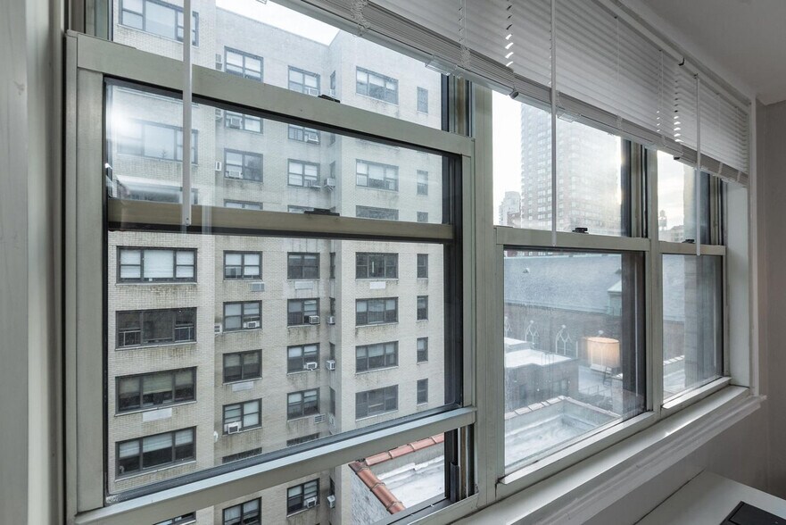 Building Photo - 240 E 81st St