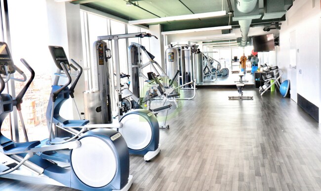 Building Photo - 816 W Sheridan Rd