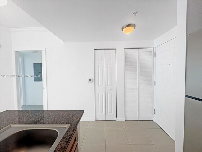 Building Photo - 2000 N Bayshore Dr