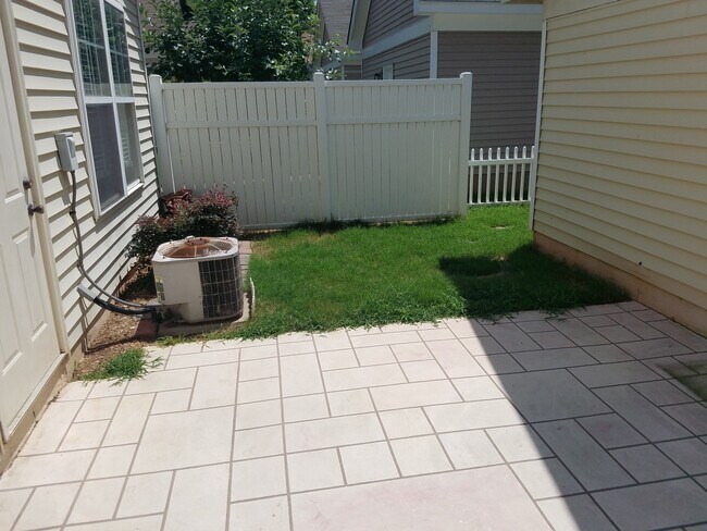 Building Photo - COMING SOON! Ballantyne Beauty! Spacious 3BR Home w/ Fireplace & Fenced Yard