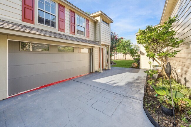 Building Photo - 718 Garden Oaks Blvd