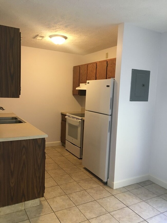 Building Photo - Updated 3 Bedroom Duplex Townhome on Quiet Tree-Lined Street