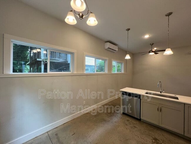 Building Photo - 6 Dundee St