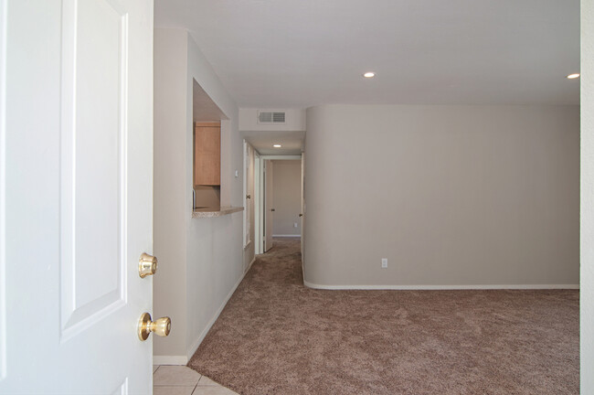 Building Photo - Beautifully remodeled 2-Bedroom 2-Bathroom...