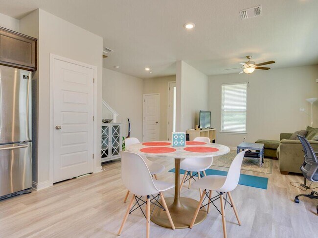 Building Photo - 7700 Dylan Dr