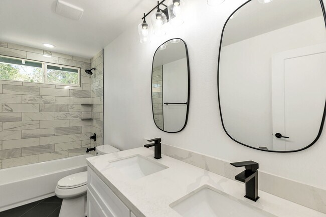 Building Photo - Remodeled 3 Bed 2 Bath 2 Car Garage Unfurnished 12 month lease with bonus room and AC in 2 car ga...