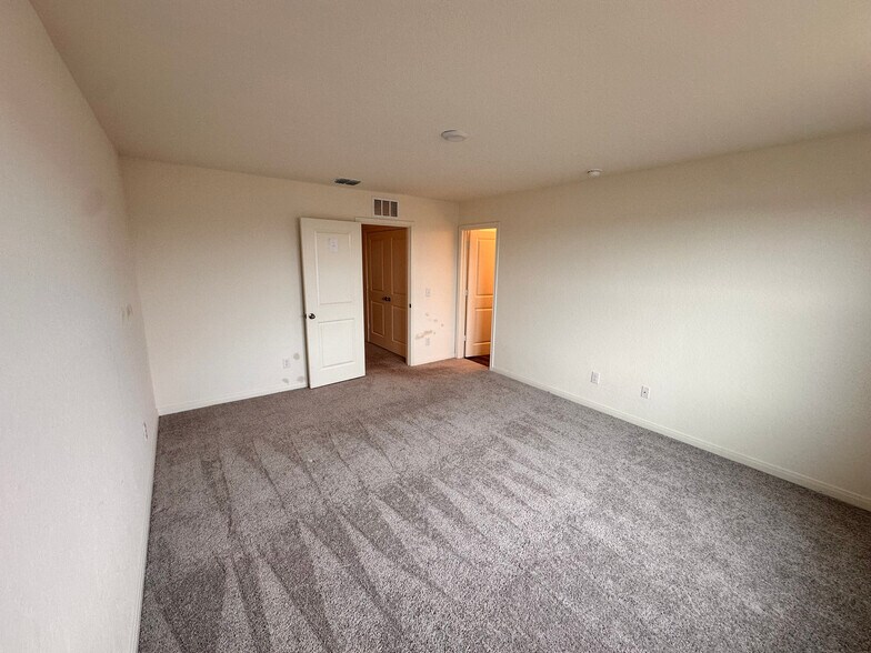Building Photo - Room in House on Maple Ter