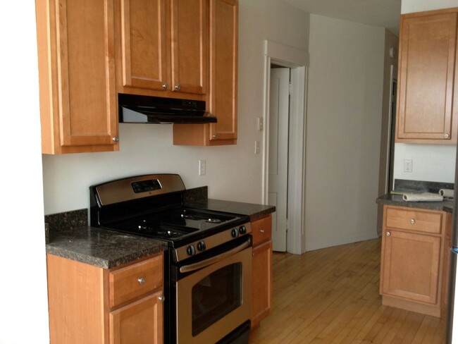 Building Photo - Duplexed Lakeview Three Bedroom Two Bath