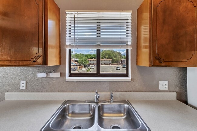 Building Photo - 455 Topaz Dr
