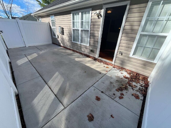 Building Photo - "Charming 3-Bed Townhouse with Granite Touches & Cozy Fireplace in Kernersville!"