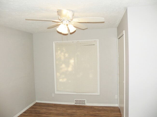 Building Photo - 3 Bed - 1 Full Bath Ranch for Rent!