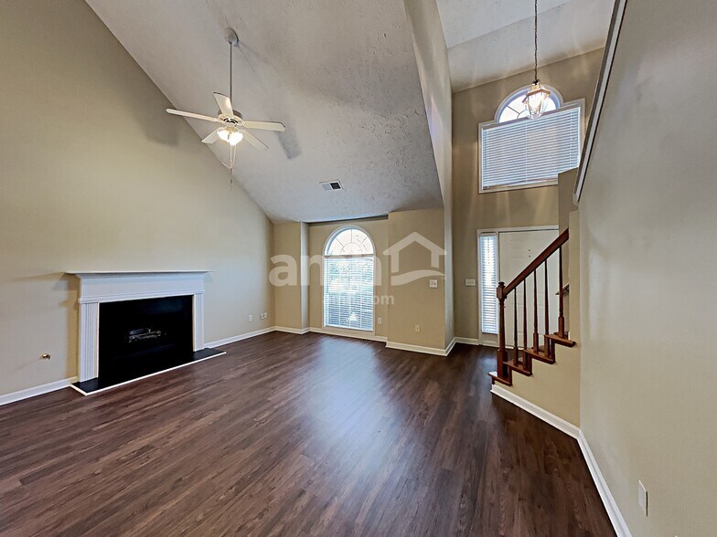 Building Photo - 2656 Lake Park Bnd