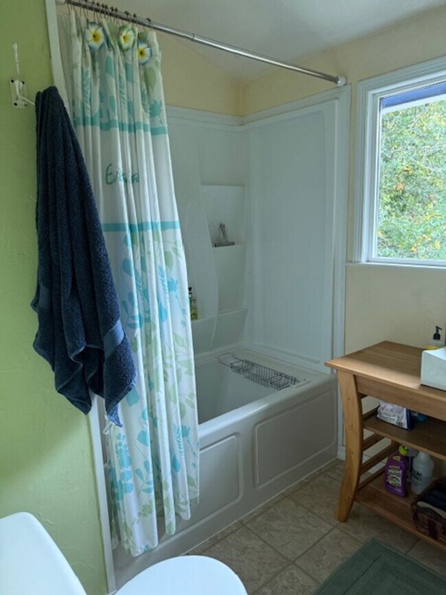 Building Photo - Charming Craftsman in Sunny Coquille! Month to Month Short Term Rental Only.