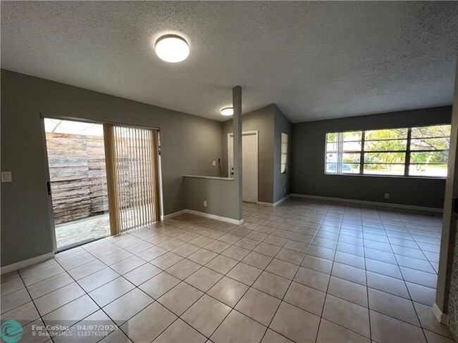 Building Photo - 353 SW 35th Ave