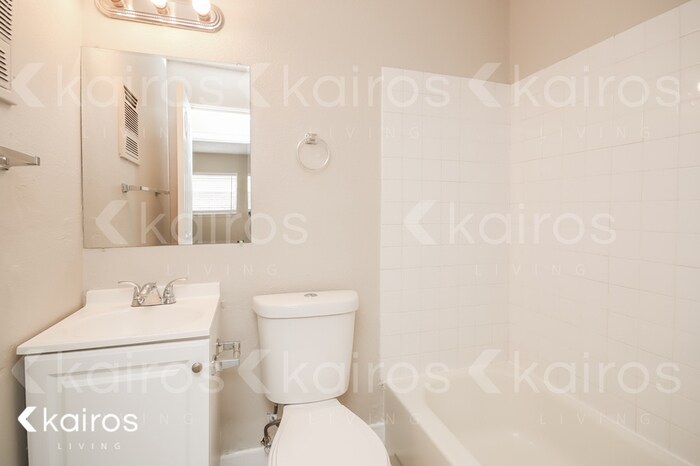 Building Photo - 304 Robbie St