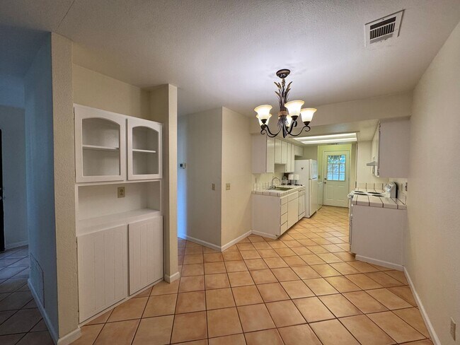 Building Photo - For Rent – Charming Woodland Condo with Co...