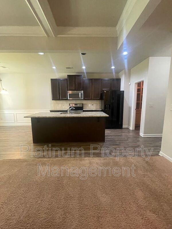 Building Photo - 7350 Silk Tree Pointe