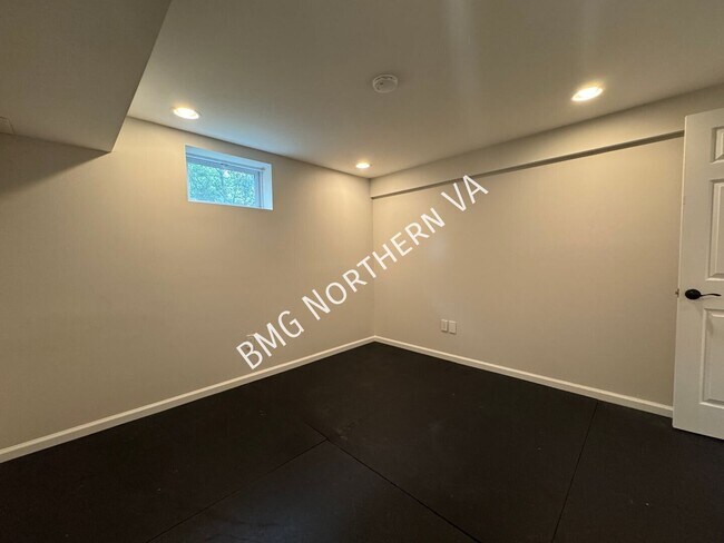 Building Photo - 1109 Hillcrest Dr SW