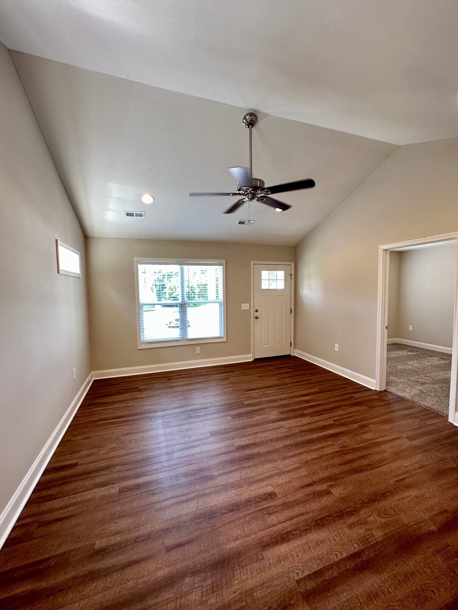 Large family room with abundant natural light - 891 Old Vinton Mill Rd NE Unit B