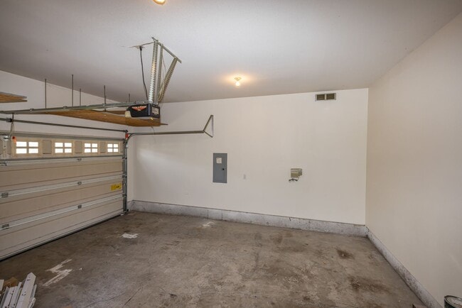 Building Photo - Three bedroom home in Orchards. - JUST UPDATED