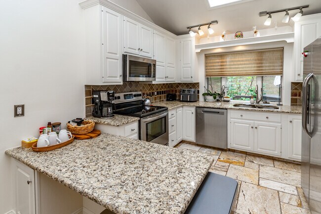 Building Photo - 230 Jacobs Creek Rd