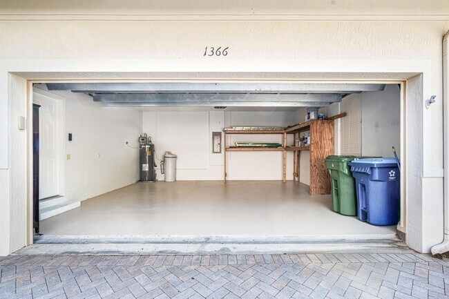 Building Photo - 1366 Crossbill Ct