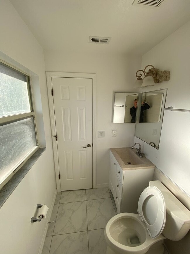 Building Photo - 3/2/2 great location