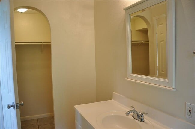 Building Photo - 1006 Canterfield Ln