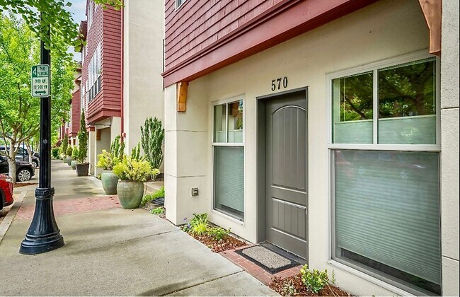 Building Photo - Luxury 3 Bedroom Townhome in Lake Oswego’s...
