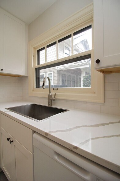 Building Photo - 2904-2914 SE Washington St & 606 SE 29th Ave