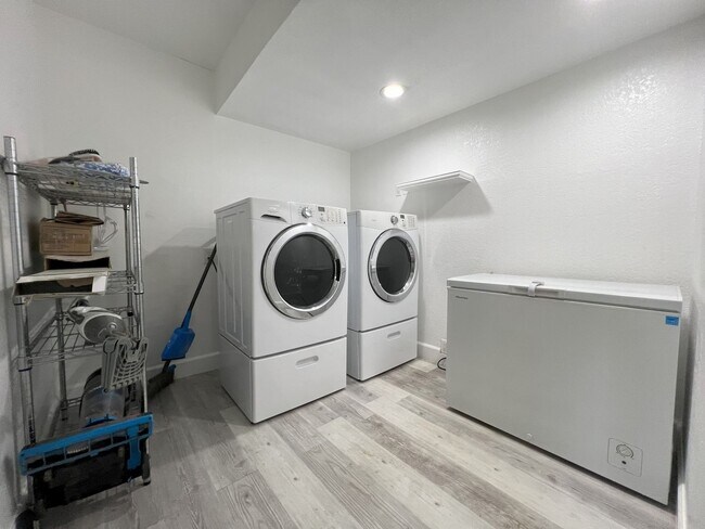 Building Photo - REMODELED 3 BEDROOM PLUS BONUS ROOM/BEDROOM. GREAT BACKYARD