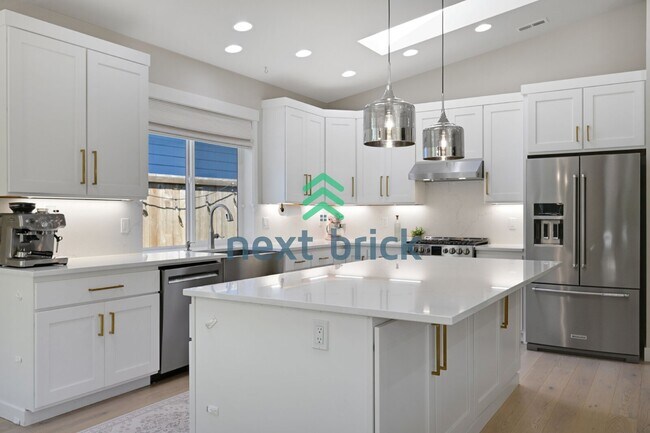 Building Photo - Charming 3-Bed, 2-Bath with 2,170 Sq. Ft. in Beautiful Snohomish!