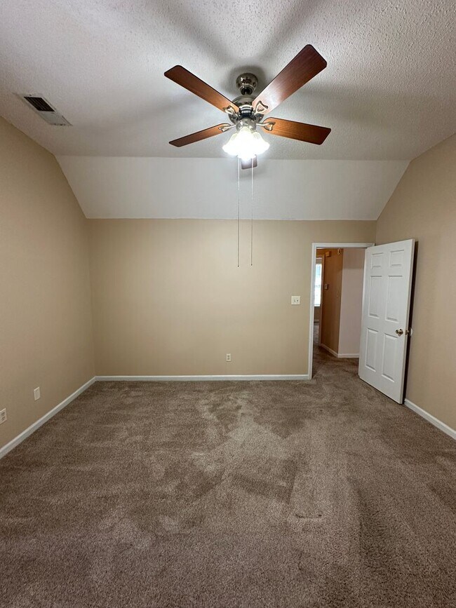 Building Photo - Don’t miss the chance to call this your ho...