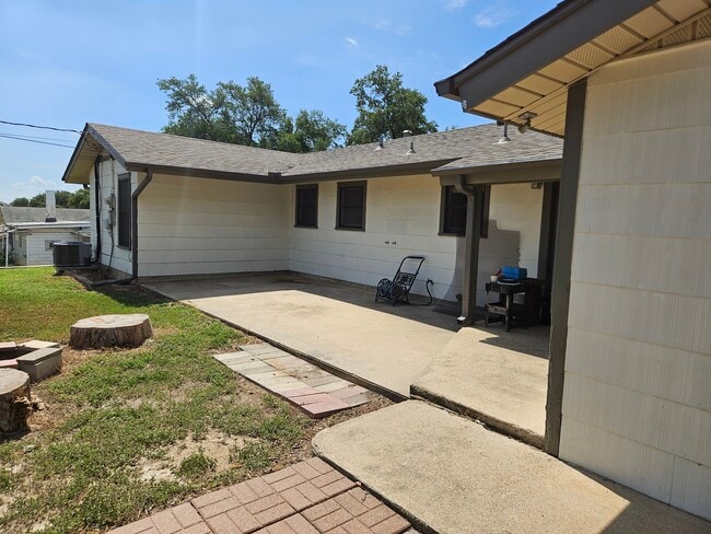 Building Photo - 1007 Utopia Ln