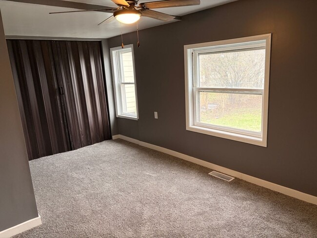Building Photo - Spacious 2 Bedroom Iowa Home Available Now