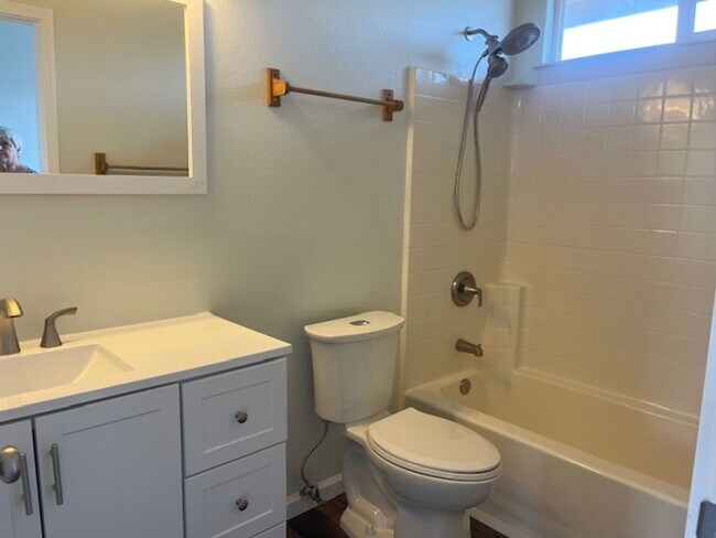 Building Photo - Pet friendly 3 bedroom / 2 bath home with ...