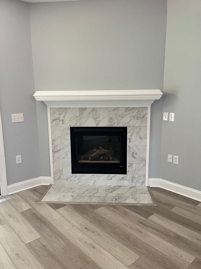 Building Photo - Like new Townhome