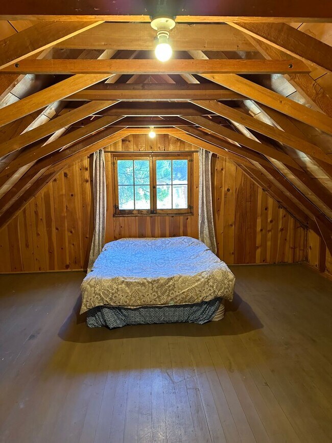 Building Photo - 3 Bedroom 1 Bath