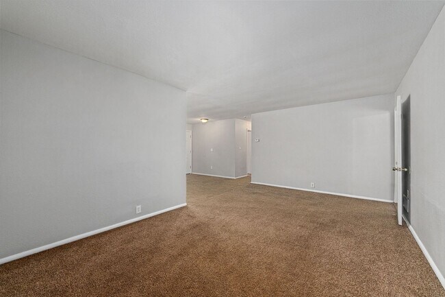 Building Photo - COMING SOON! 5 Bedrooms, 2 Bathrooms in Ka...