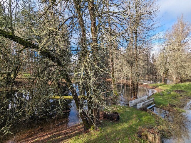 Building Photo - Charming 1 Bedroom Apartment w/ Deck Overl...
