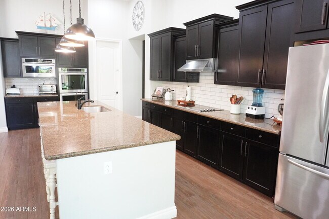 Building Photo - 2910 E Wildhorse Dr
